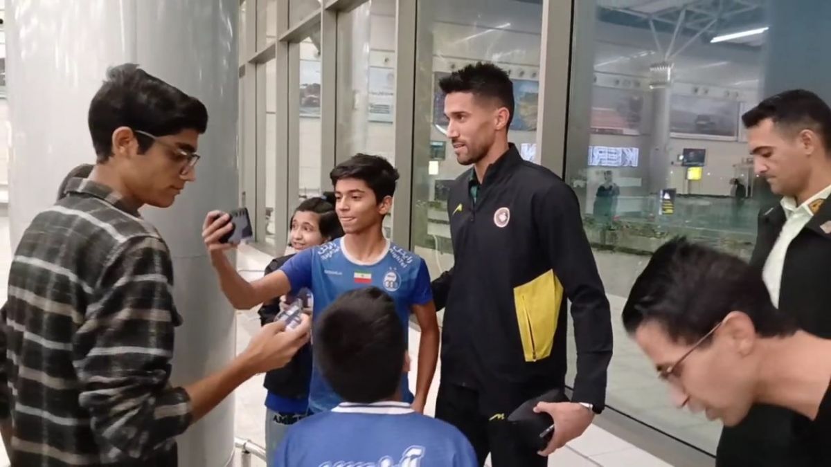 عکس یادگاری کودکان و نوجوانان طرفدار استقلال با سیدحسین حسینی