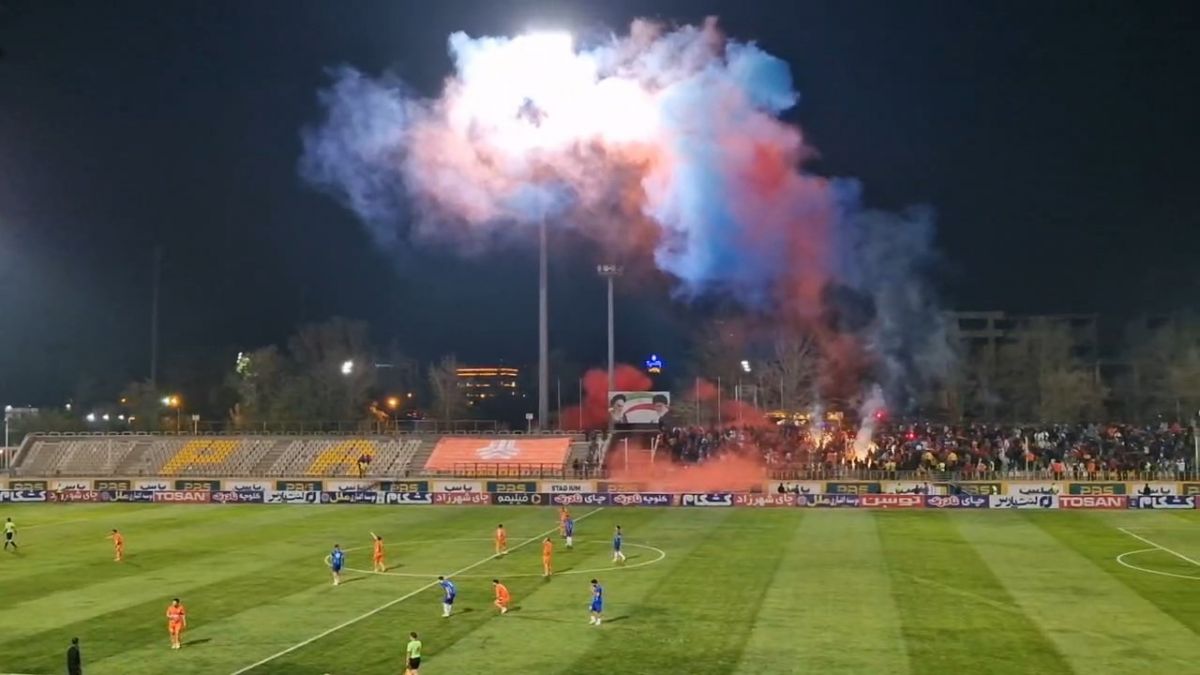 آتش بازی هواداران نساجی در ورزشگاه دستگردی