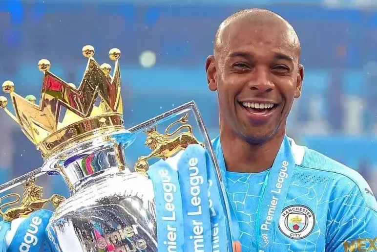 اسطوره منچسترسیتی از دنیای فوتبال خداحافظی کرد