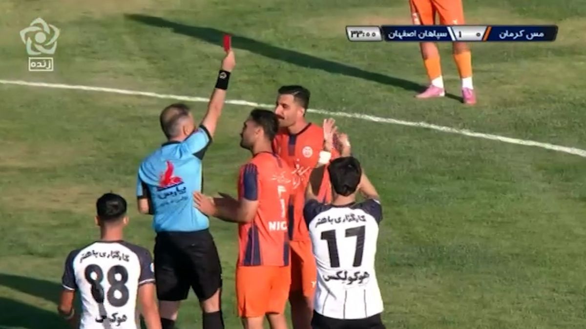 اخراج امید پورقنبری بازیکن مس کرمان مقابل سپاهان