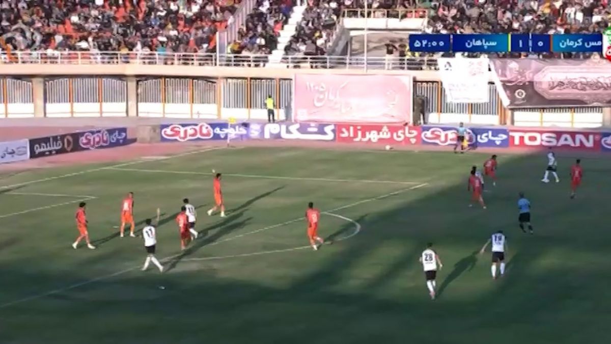 شوت سنگین بازیکن سپاهان که تیر دروازه مس کرمان را به لرزه درآورد