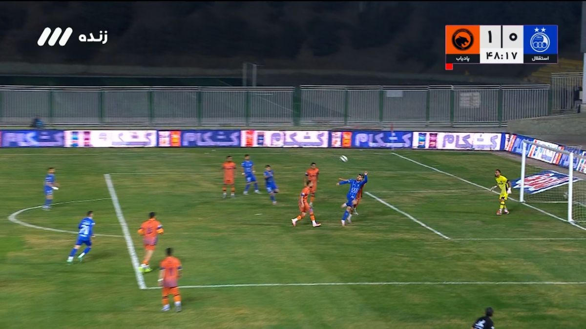 برخورد ضربه سر محمدرضا آزادی به تیر دروازه