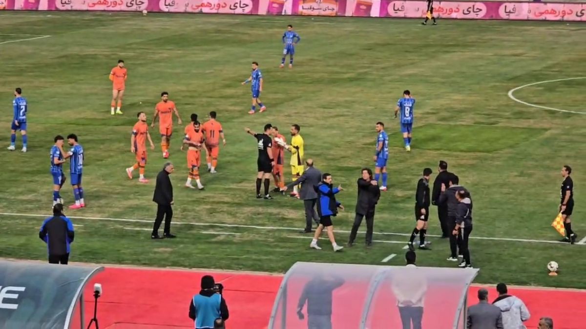 حواشی کنار زمین بعد از اخراج مدافع پادیاب از زاویه دوربین فوتبالی