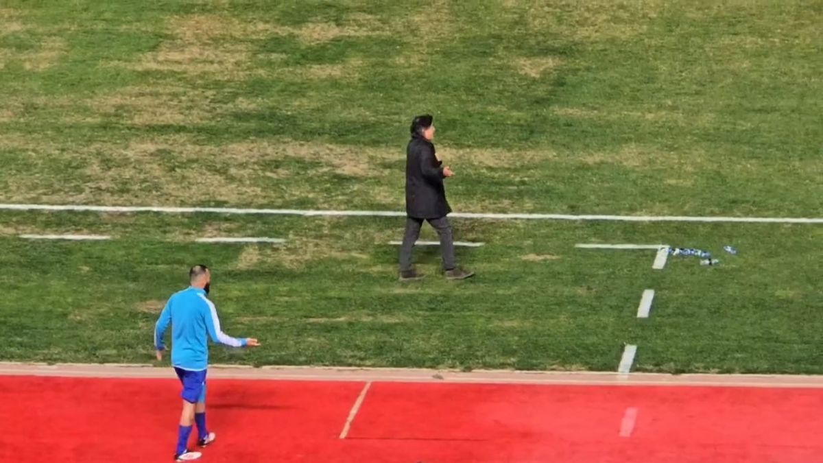 اعتراض ساپینتو به تصمیمات داوری در پایان نیمه اول از زاویه دوربین فوتبالی