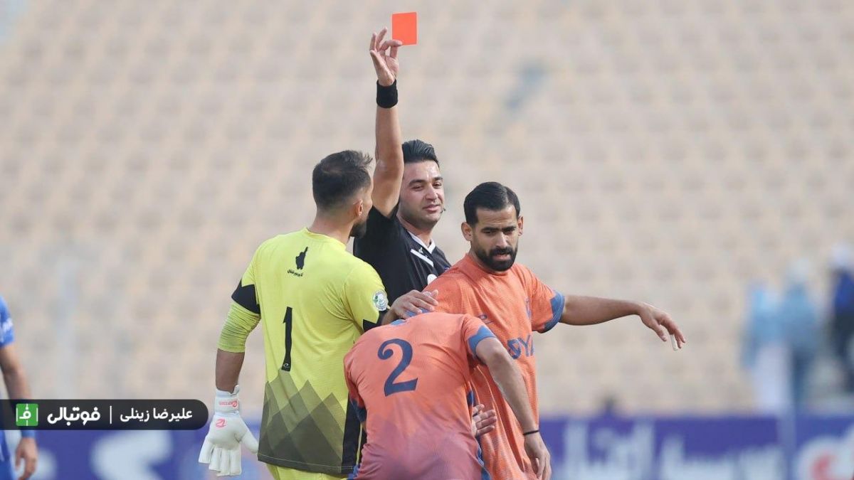 جنجال بازیکن اخراجیِ پادیاب؛ عدد 7 را نشان داد!