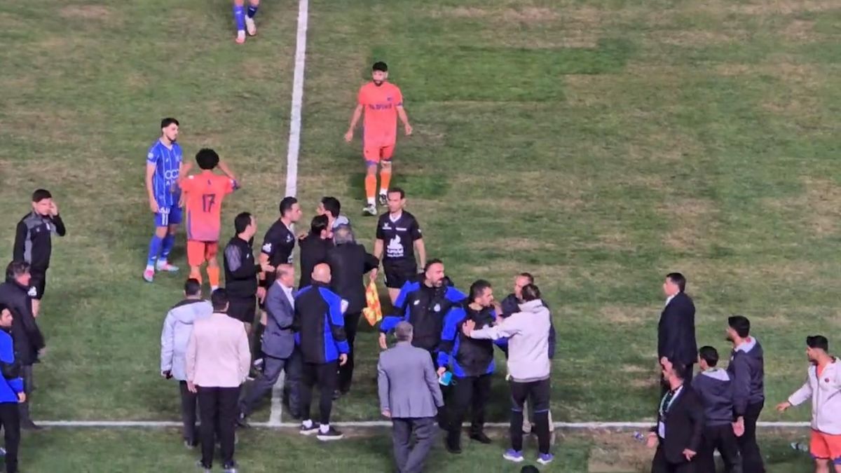 جنجال عجیب کنار زمین بعد از گل اول استقلال به پادیاب