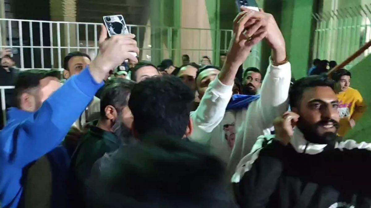 بازار داغ سلفی با خسرو حیدری و وریا غفوری در پایان بازی استقلال و پادیاب