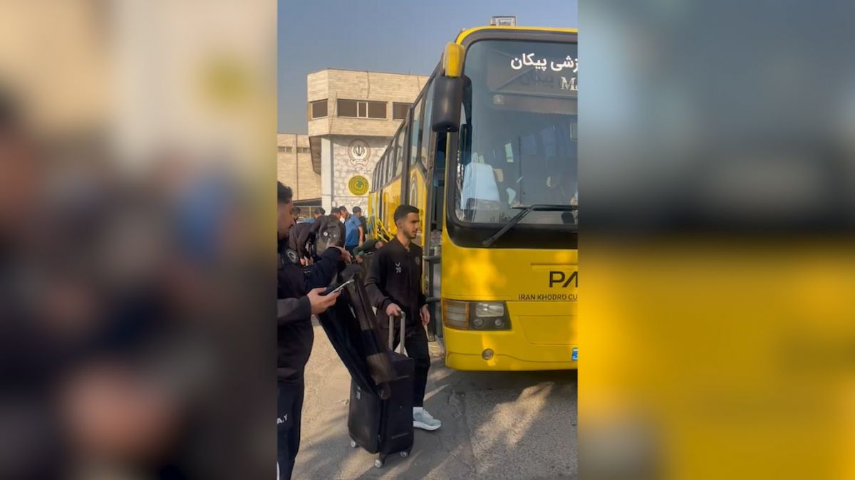 ورود تیم‌های پیکان و شهرداری نوشهر به ورزشگاه برای دیدار دو تیم