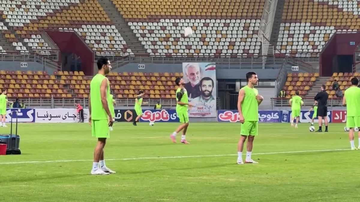 شباهت جالب لباس استقلال خوزستان و فولاد پیش از شروع دیدار دو تیم