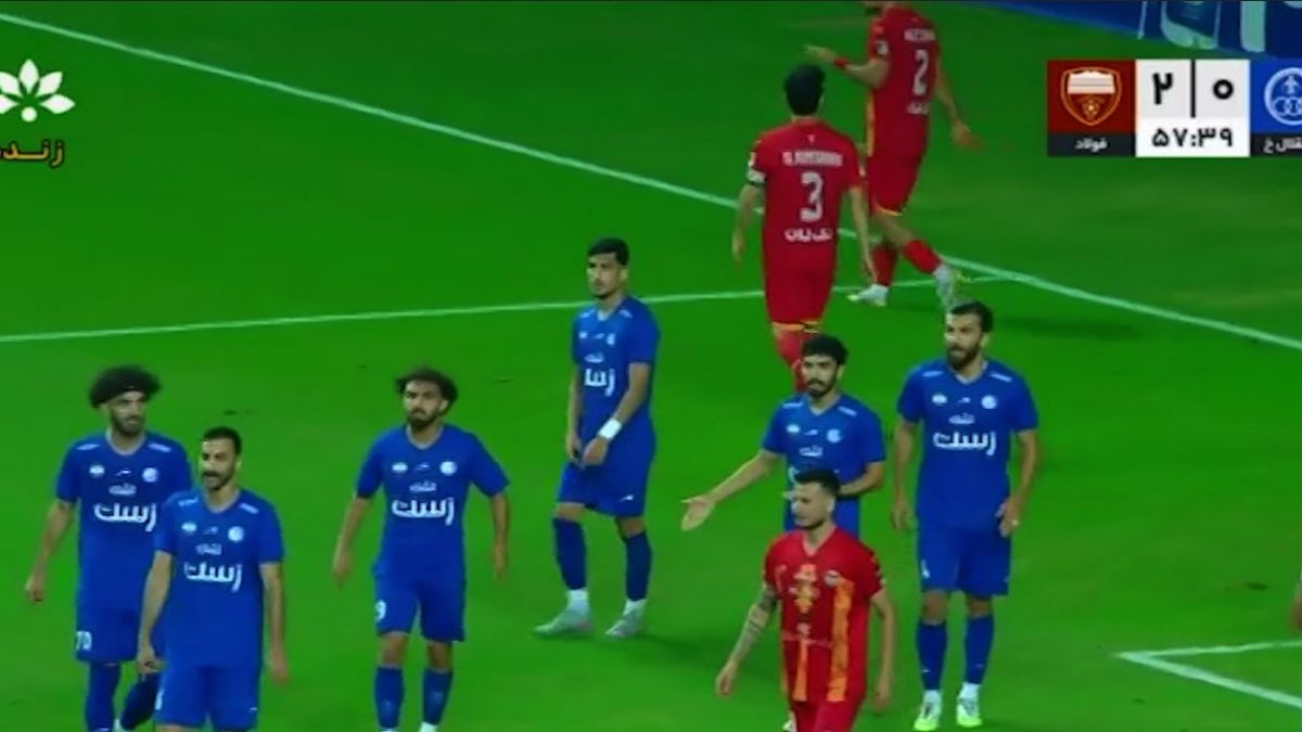 پنالتی فولاد توسط ساسان انصاری مقابل استقلال خوزستان به هدر رفت