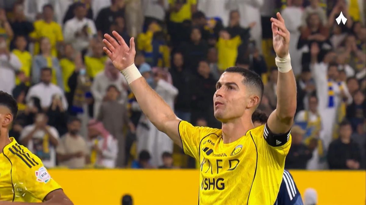 شادی ایسلندی رونالدو و بازیکنان النصر با هواداران پس از برتری مقابل الخلیج