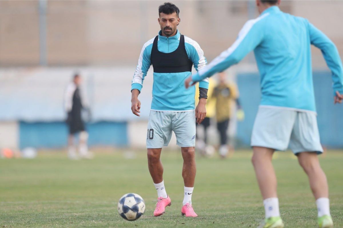 بی‌توجهی به اسپانسر باشگاه؛ رضاییان جوراب نایکی می‌پوشد!