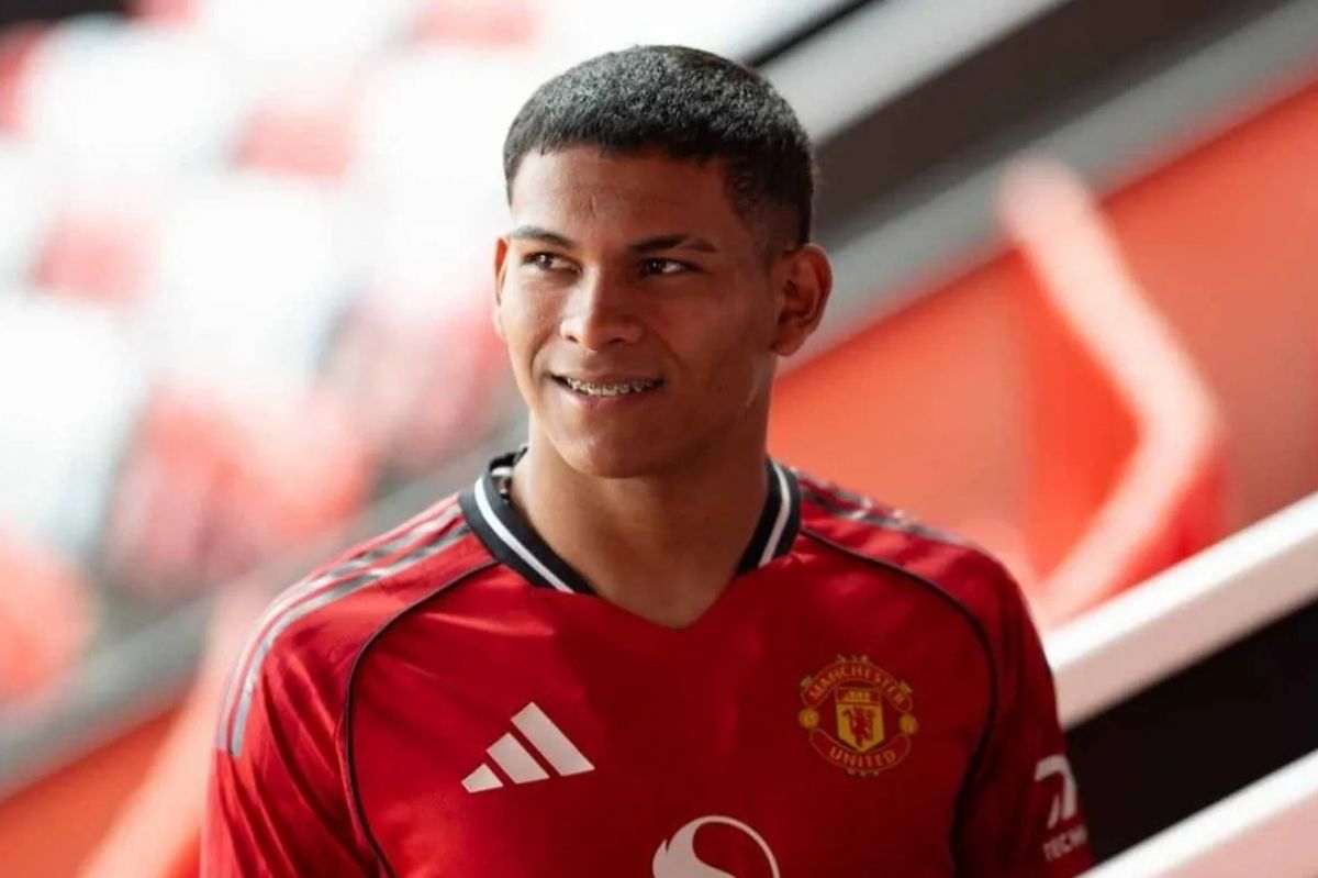 مدافع منچستر یونایتد در آستانه ترک باشگاه