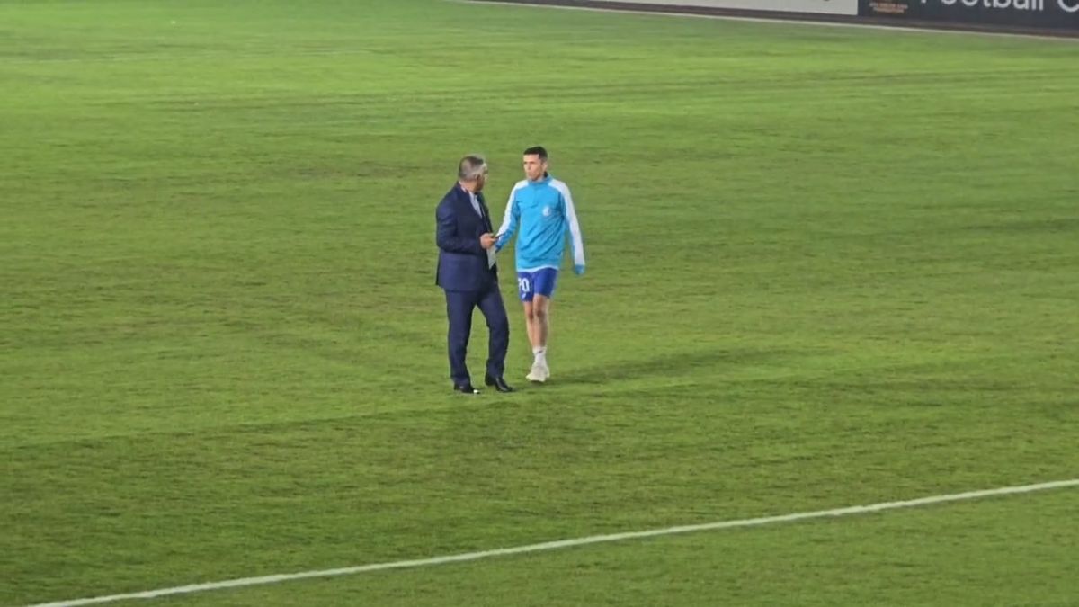 بازدید یاسر آسانی از چمن ورزشگاه قبل از دیدار مقابل الوصل