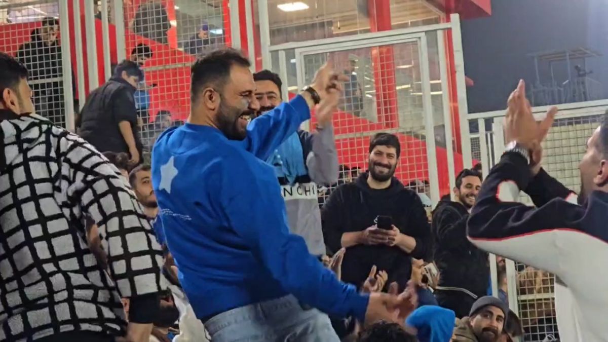 حرکات موزون جالب هواداران استقلال، پس از تعویق مسابقه