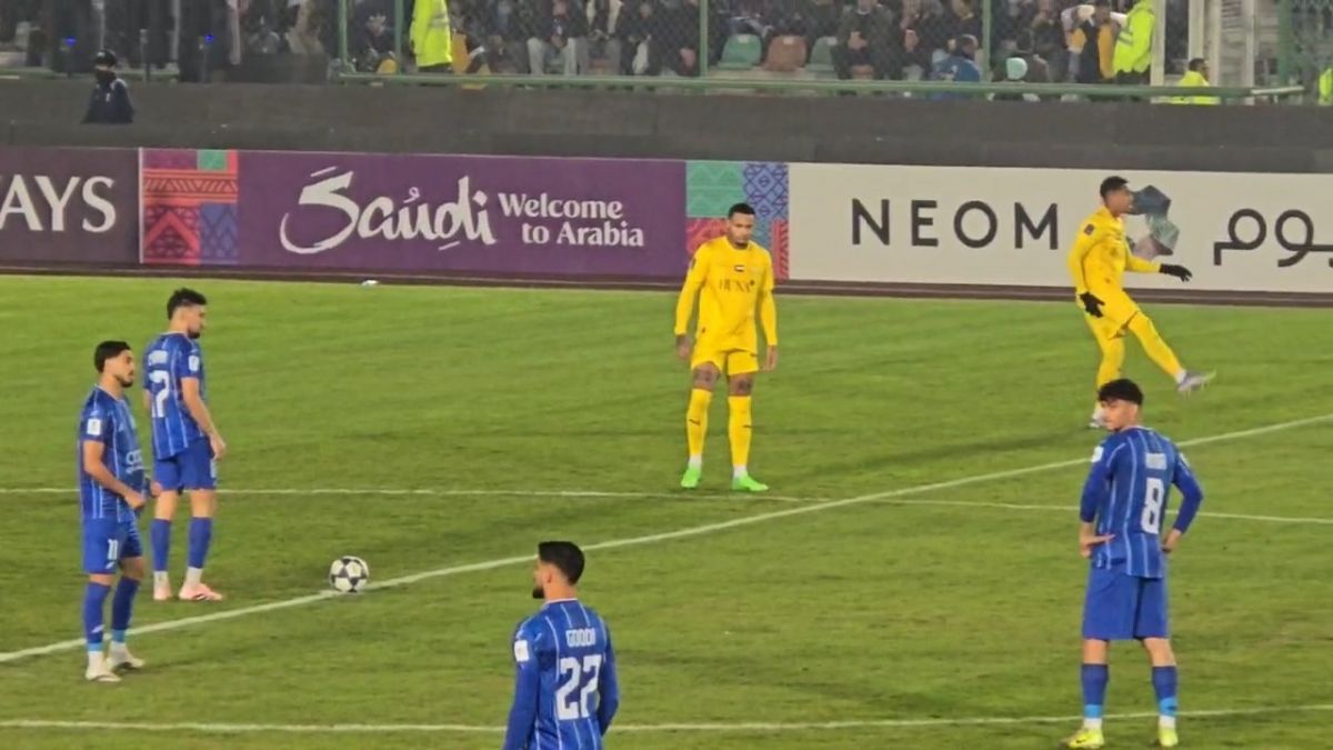 شعار انتقام انتقام هواداران استقلال در بدو سوت شروع مسابقه