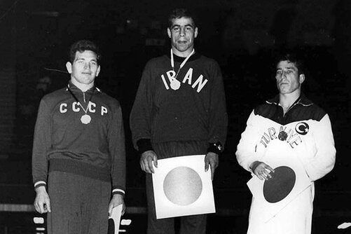 نمایش مدالها و بازوبند پهلوانی تختی در تهران