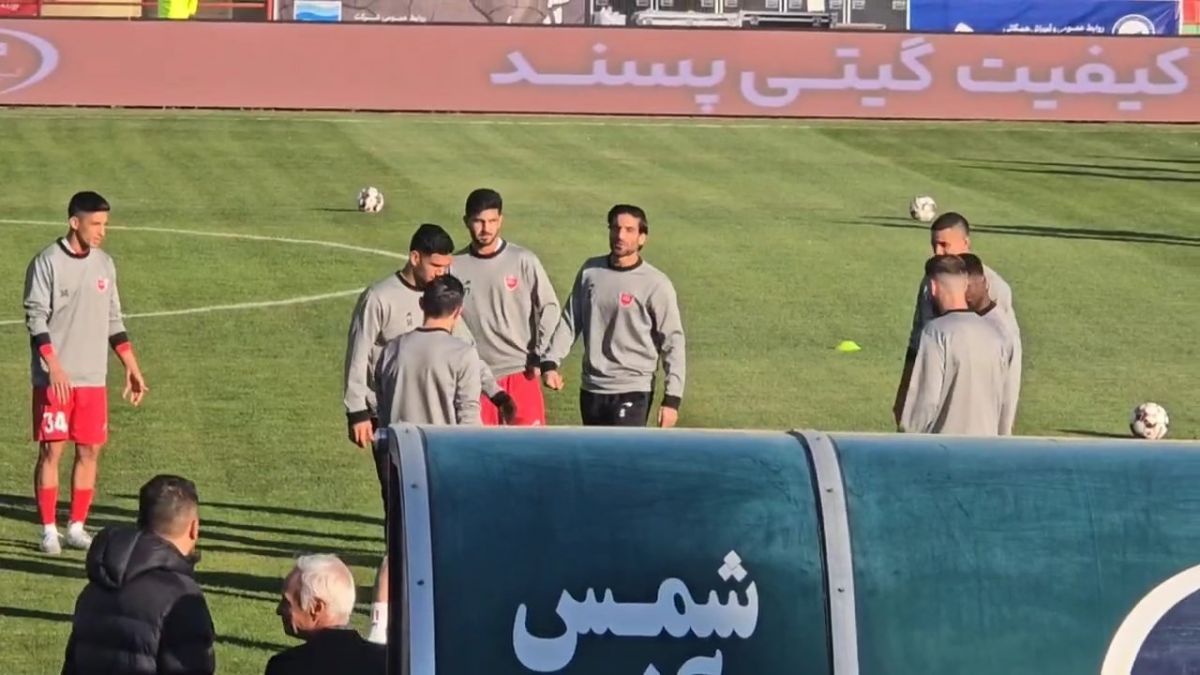 گرم کردن بازیکنان شمس آذر و پرسپولیس قبل از آغاز بازی