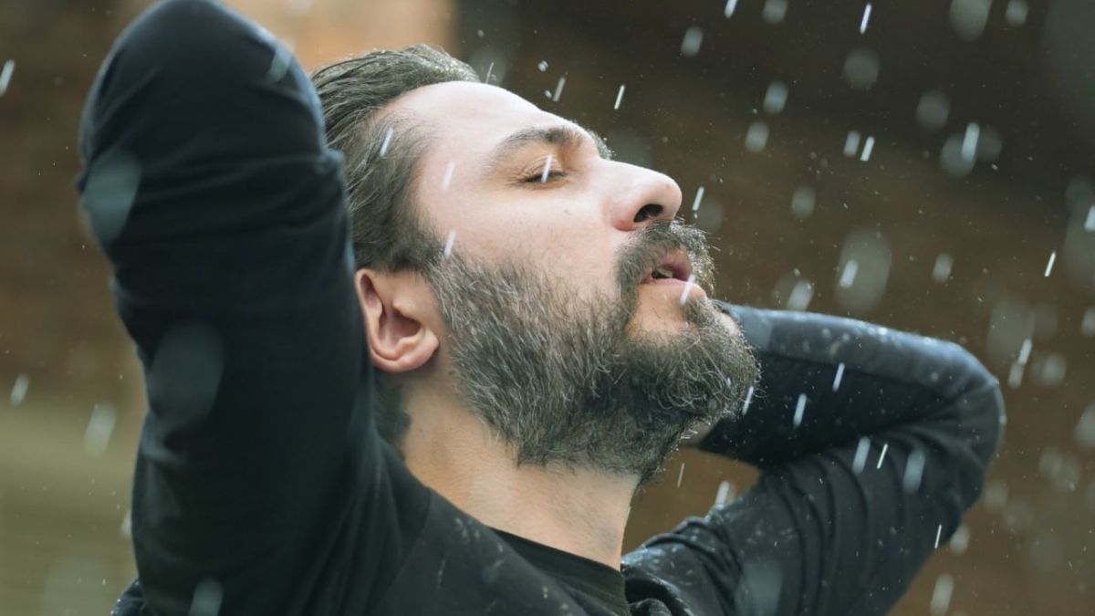 موزیک ویدیو جدید روزبه بمانی که دوران کودکی‌اش با لباس استقلال را روایت می کند