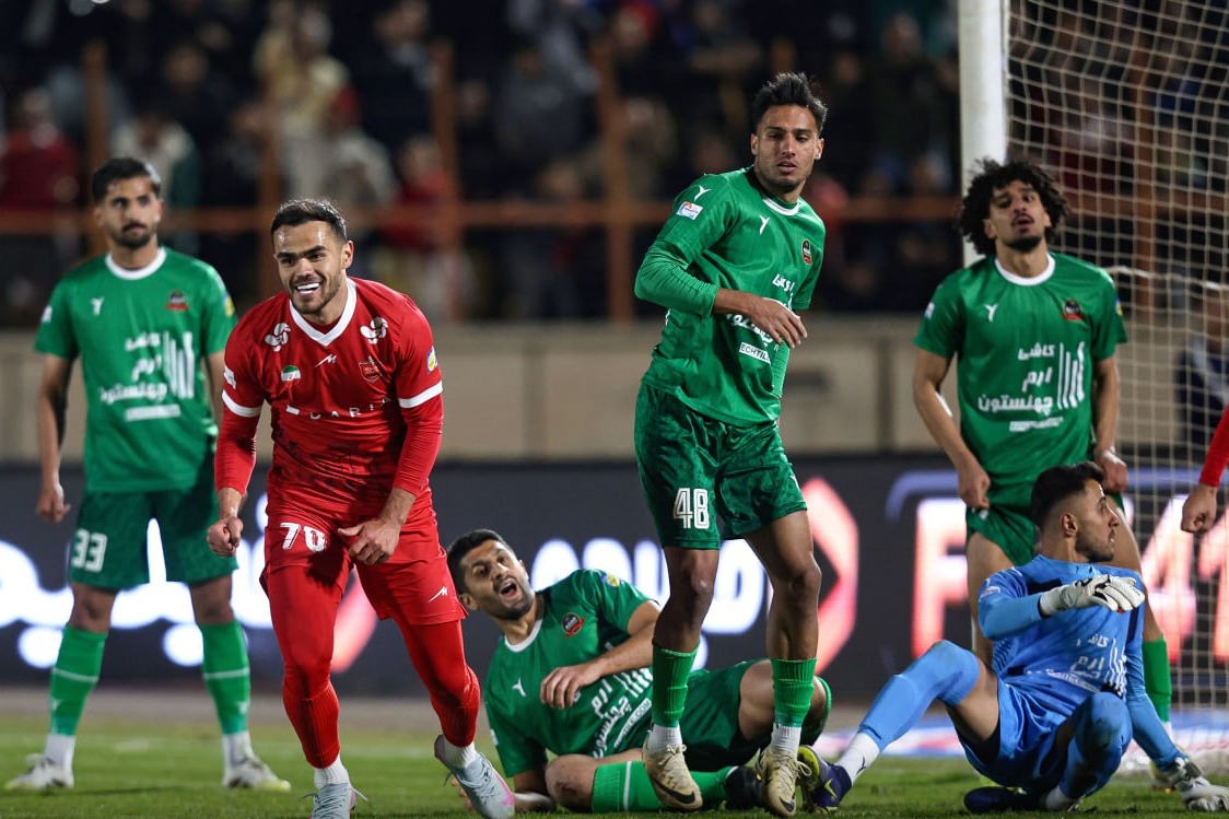 اورونوف یک گل تا آلن ویتل