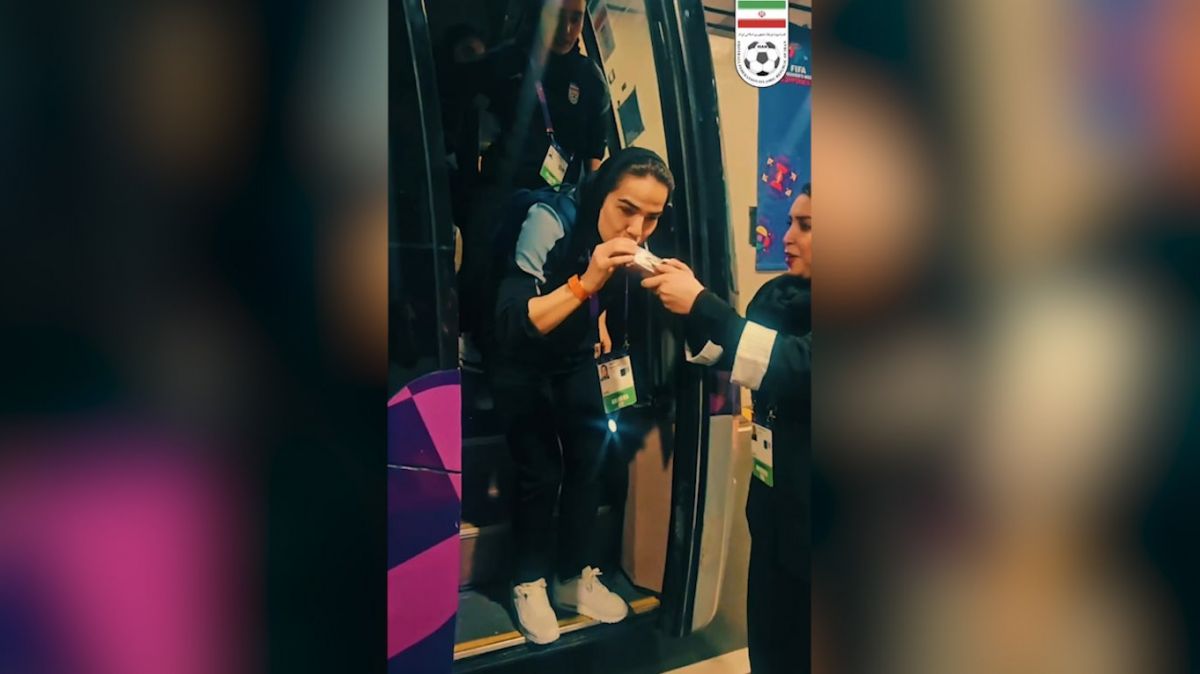 تیم ملی فوتسال بانوان ایران برای دیدار با ایتالیا وارد ورزشگاه محل برگزاری مسابقه شد