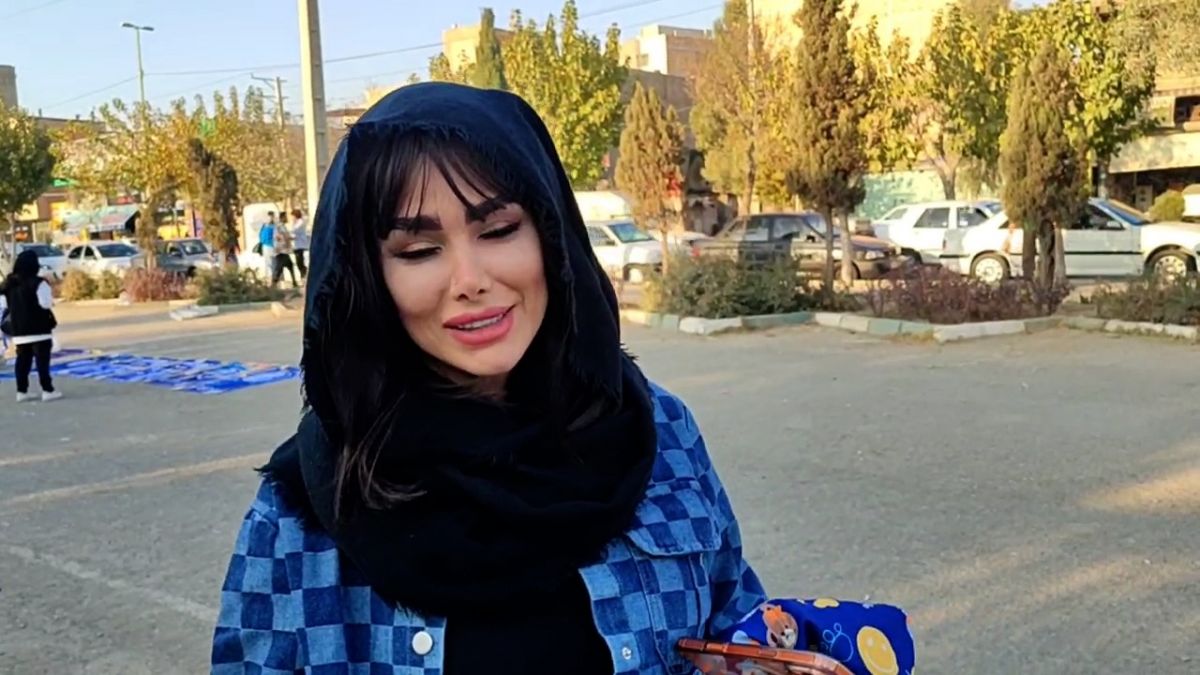 مادری که برای فرزند استقلالی اش به ورزشگاه آمده است