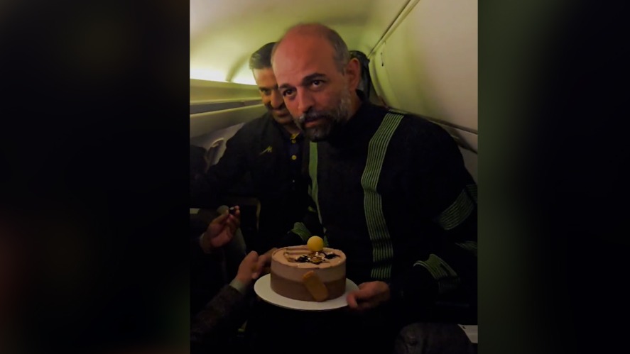 جشن تولد متفاوت محرم نویدکیا در پرواز بازگشت به اصفهان