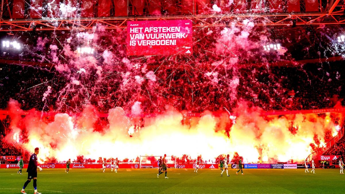 آتش بازی هواداران آژاکس که منجر به نیمه تمام ماندن بازی شد!