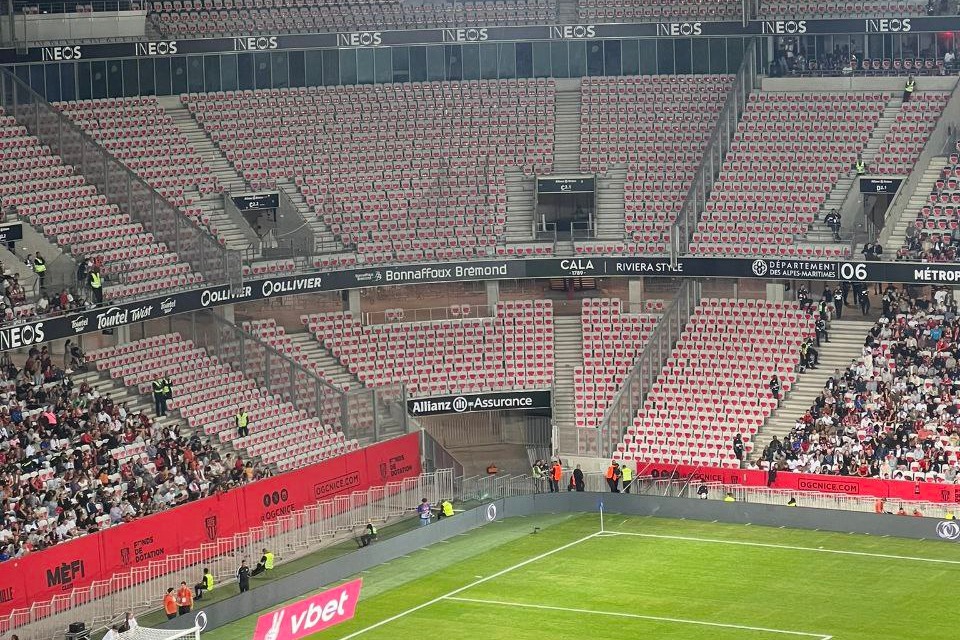 حمله هواداران عصبانی به تمرین تیم فرانسوی