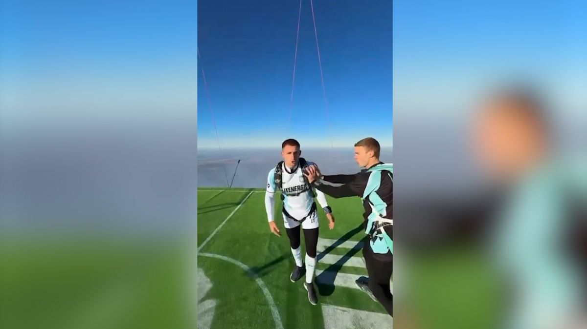 فوتبال آسمانی با کمک بالن!