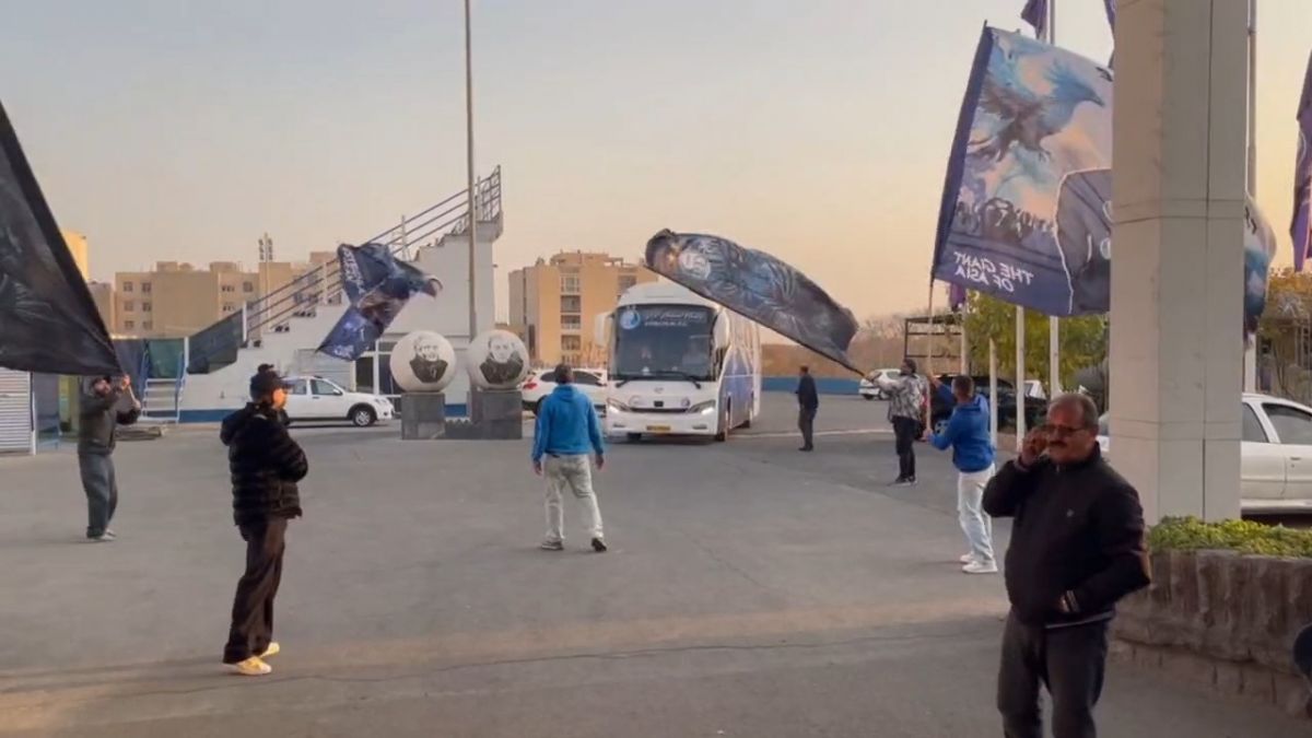 پس از تمرین، کاروان استقلال برای برگزاری دربی و سفر به اراک راهی فرودگاه شدند