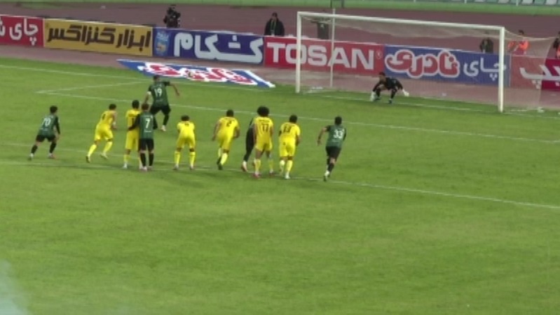 پنالتی مهرداد قنبری بازیکن خیبر به تیر دروازه شمس آذر برخورد کرد و تبدیل به گل نشد