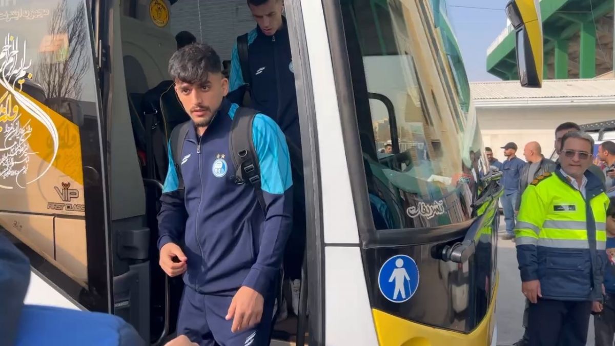 ورود اتوبوس تیم های استقلال و پرسپولیس به ورزشگاه