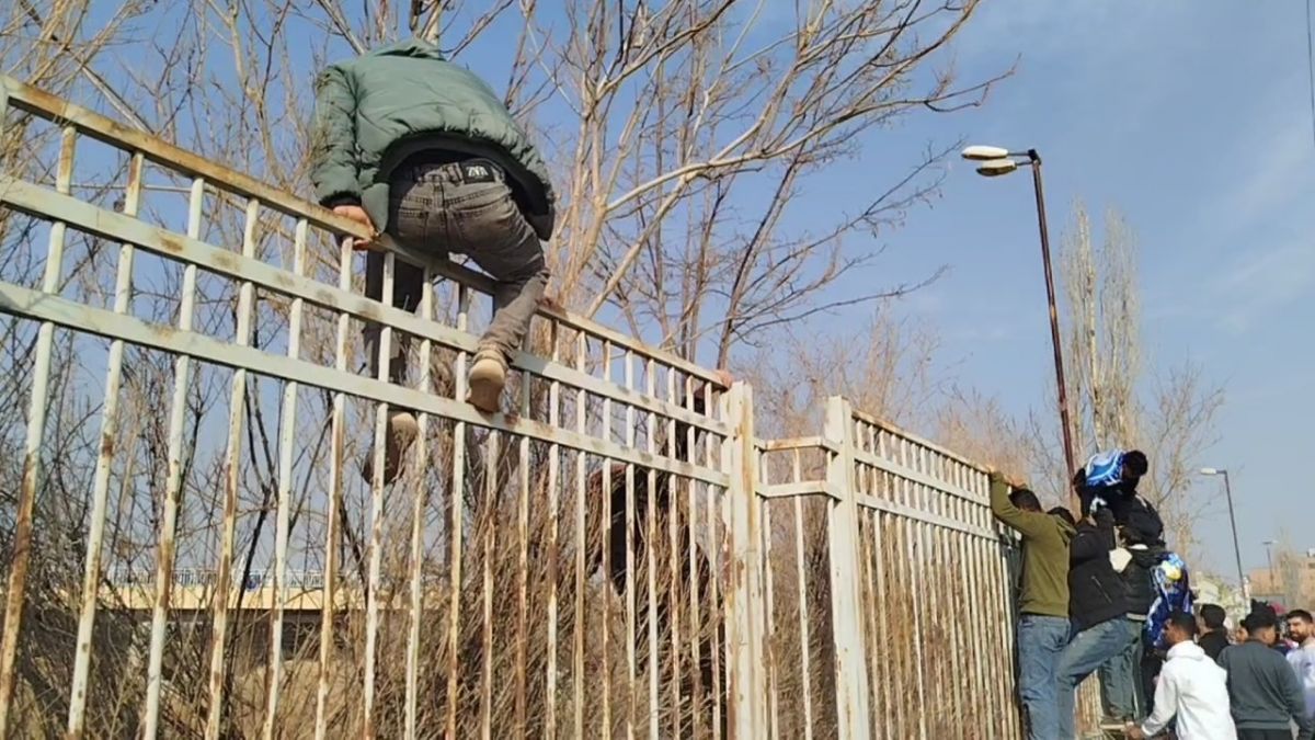 هجوم هواداران از روی نرده ها به ورزشگاه برای تماشای بازی پرسپولیس و استقلال