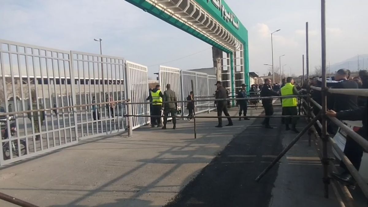 هجوم افراد بدون بلیت به ورزشگاه در حالی که افرادی که بلیت دارند نمی توانند وارد ورزشگاه شوند