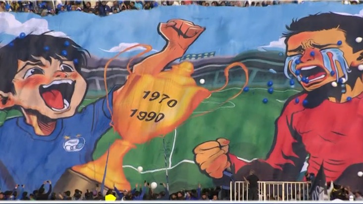 بنر هواداران استقلال روی سکوها قبل از شروع دربی