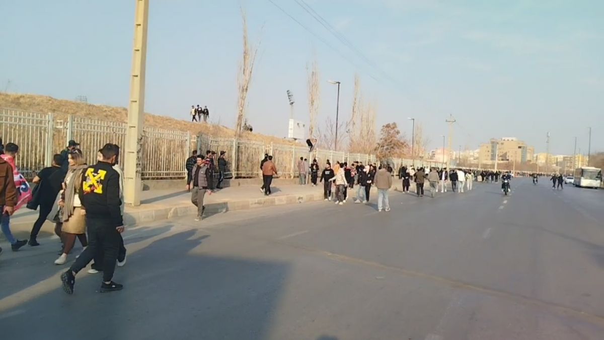 پنج هزار نفر پشت درب های بسته؟ وضعیت عجیب برگزاری دربی در اراک