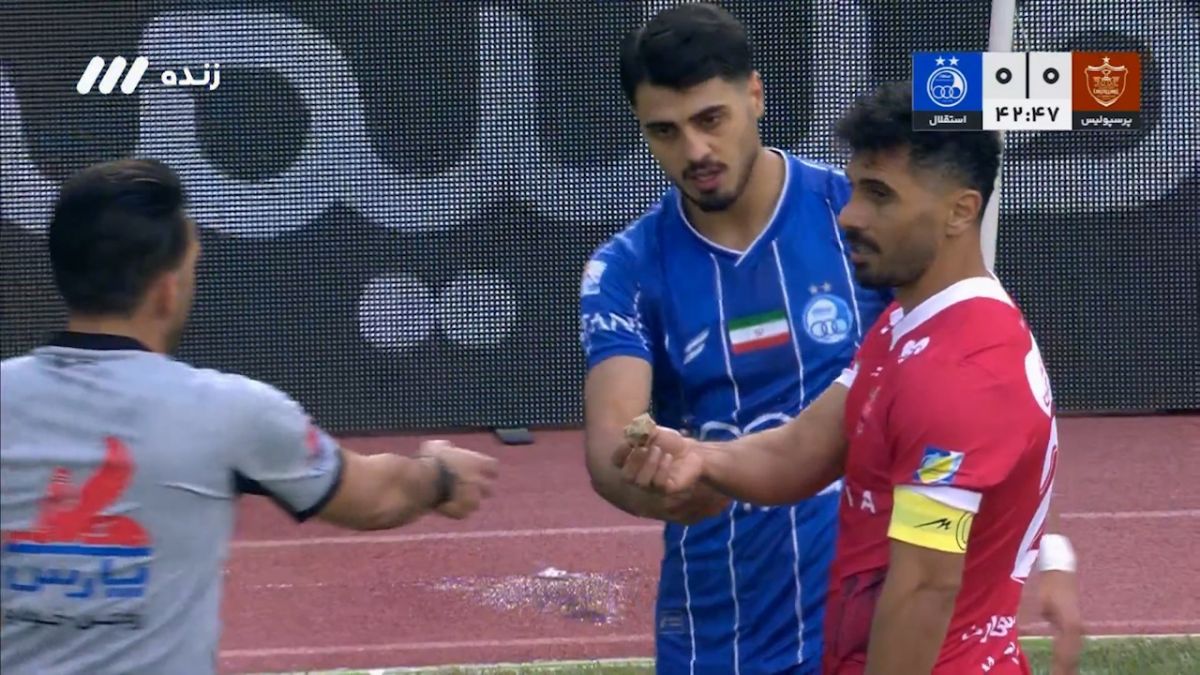 پرتاب بطری و سنگ به سمت عالیشاه از سوی هواداران استقلال