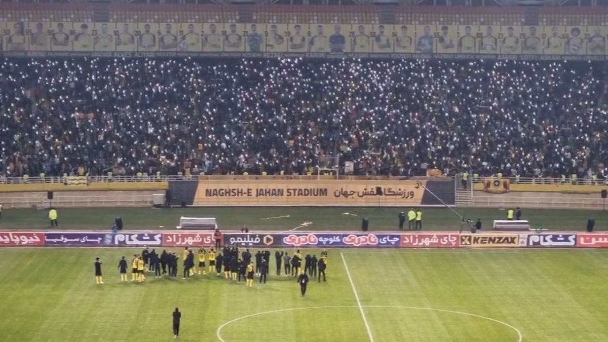 شادی ایسلندی بازیکنان و هواداران سپاهان پس از صدرنشینی در لیگ برتر