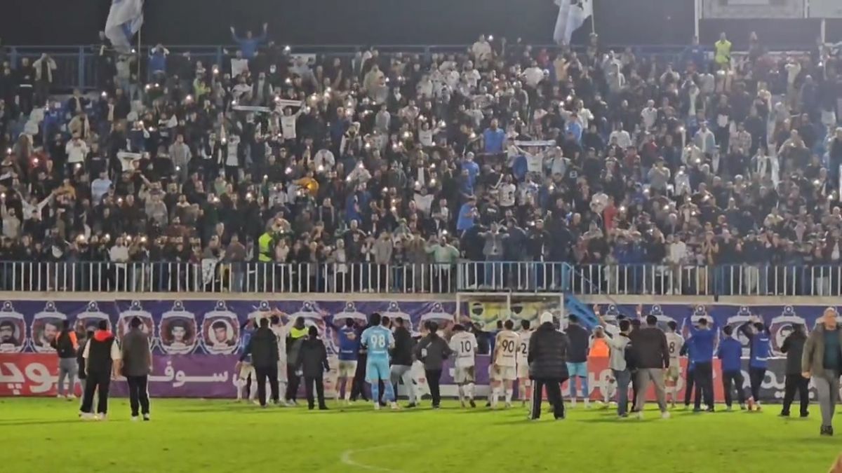 شادی کادر فنی، بازیکنان هواداران ملوان پس از برتری مقابل مس رفسنجان