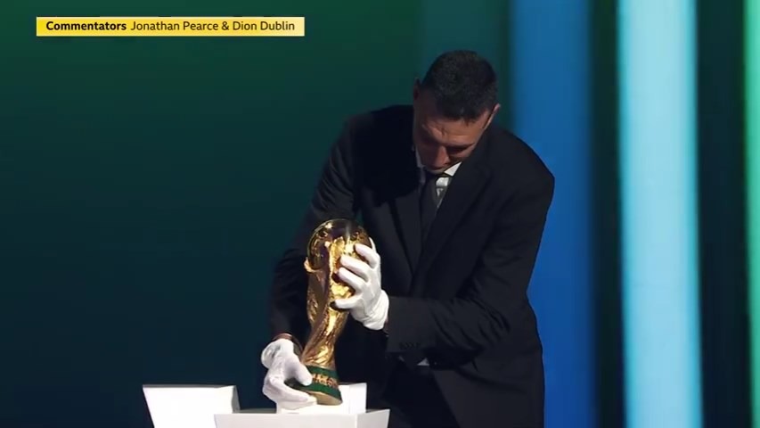 اسکالونی با جام قهرمانی دوره قبل وارد سالن شد