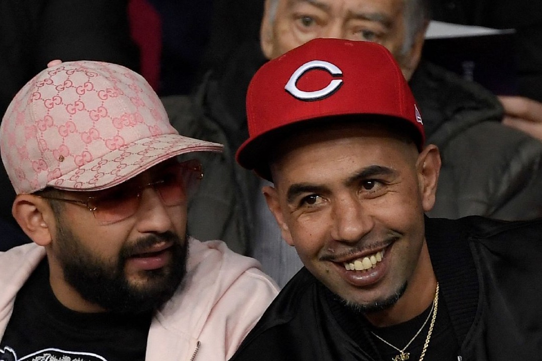 پدر یامال، همچنان بیرون از زمین جنجال به پا میکند