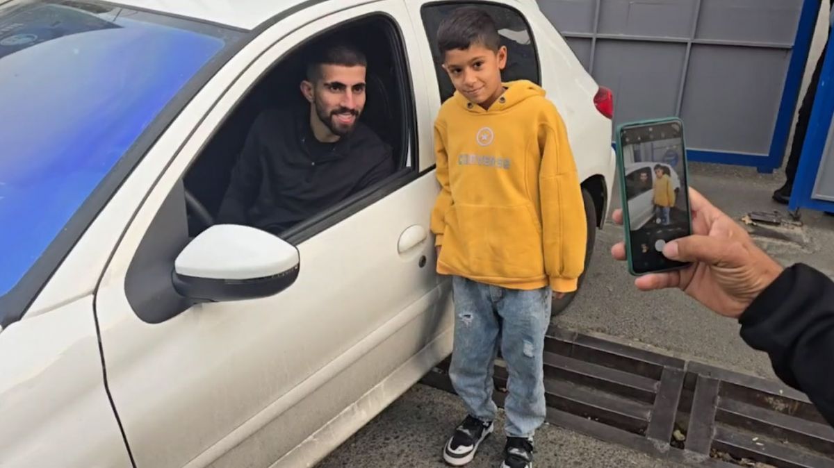 عکس یادگاری هوادار استقلال با علیرضا کوشکی