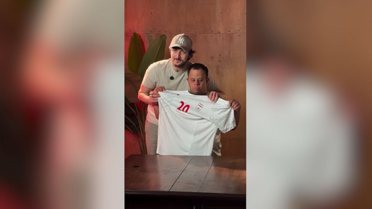 هدیه لباس تیم ملی سردار آزمون به یکی از بچه های سندروم داون