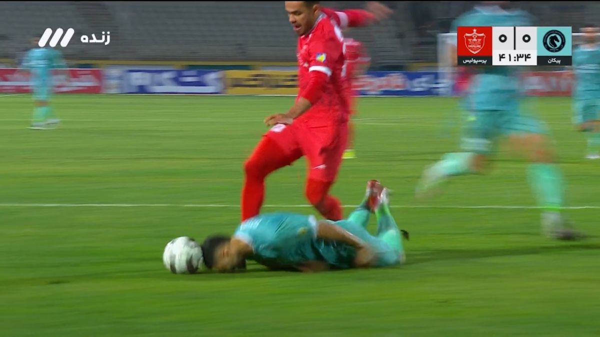 شجاعت جالب میلاد باقری مدافع پیکان، برای دفاع از دروازه