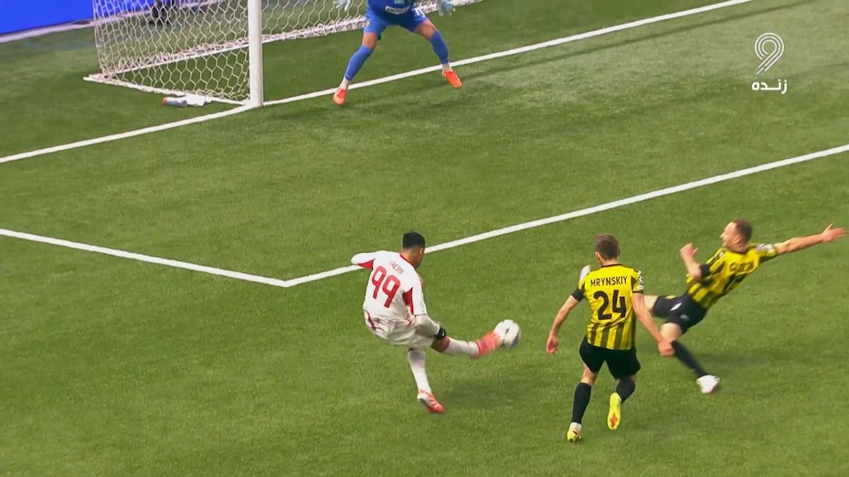 شوت مهدی طارمی به تیر دروازه برخورد کرد