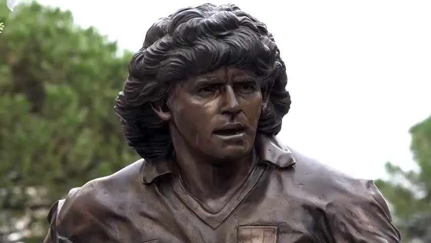 مجسمه مارادونا در خیابان‌های ناپل به مناسبت تولد ۶۵سالگی