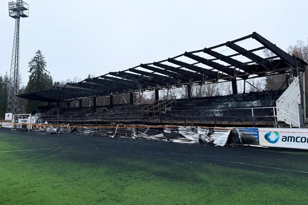 آتش زدن ورزشگاه پس از سقوط تیم به دسته پایین‌تر (عکس)