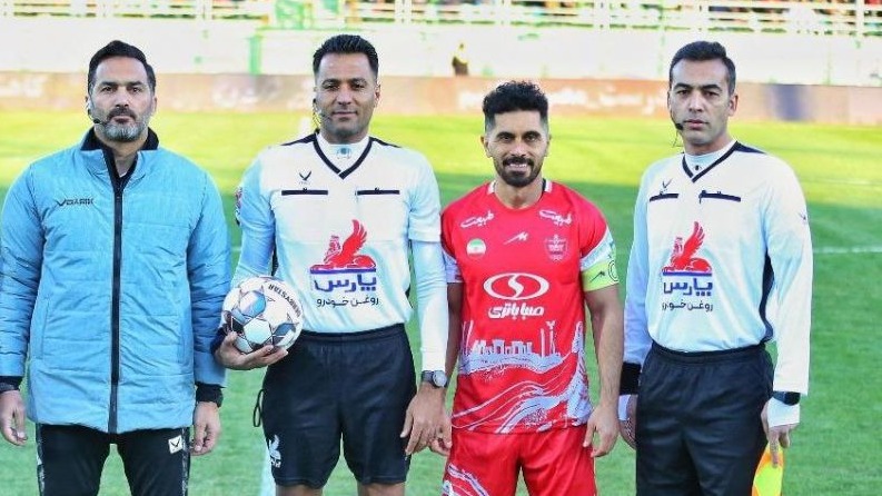 سوال مجری از علی خسروی؛ چرا وحید زمانی باید داور بازی استقلال باشد؟