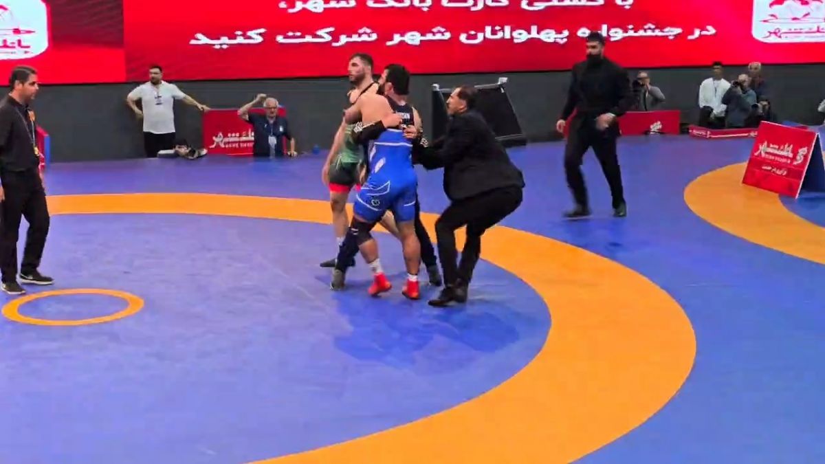 ورود جیمی جامپ به زمین و در آغوش گرفتن حسن یزدانی کشتی گیر استقلال